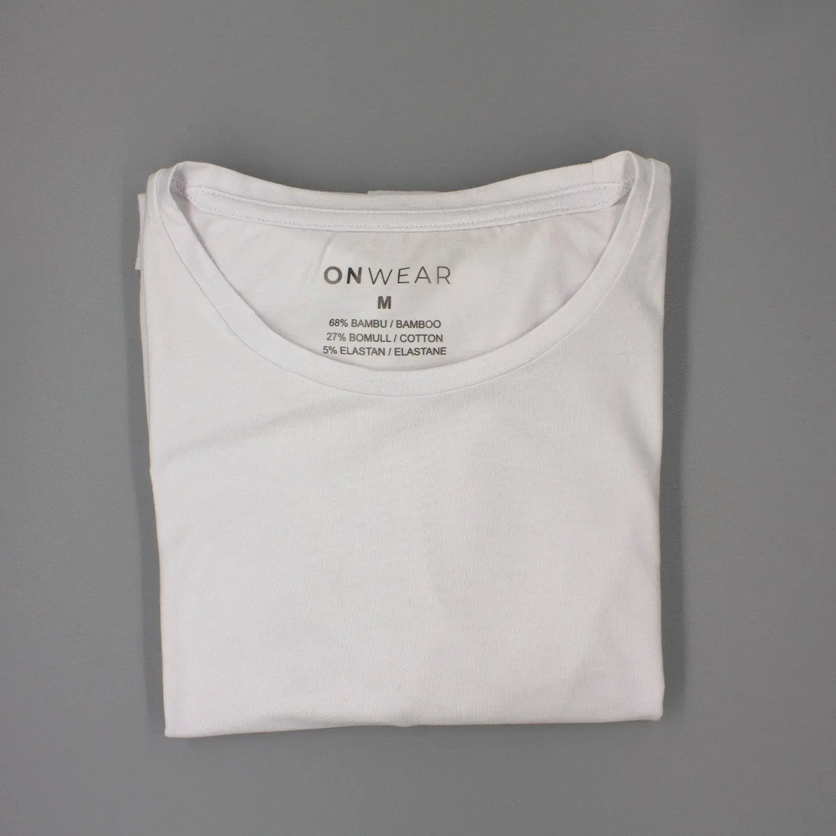 Svart t-shirt i bambu, ihopvikt mot ljus bakgrund